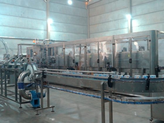 Rotuladora Sleeve: desempenho e economia para linhas de produção industriais