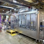 Rotuladora automática de sleeve IMEK aplicando rótulos termoencolhíveis em alta velocidade em linha de produção industrial moderna.