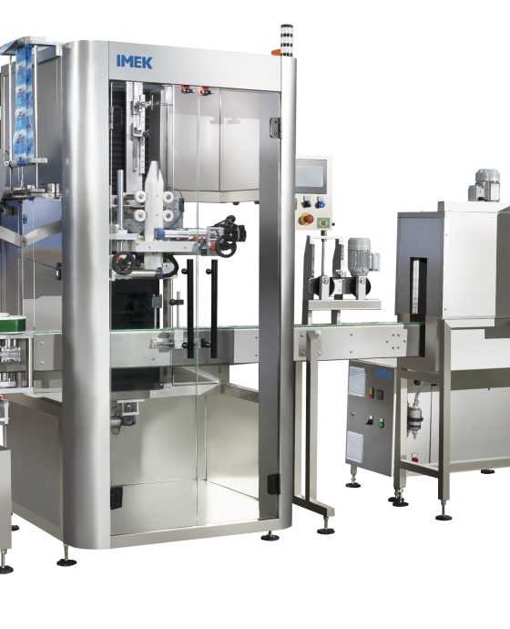 Máquina para rótulo sleeve IMEK aplicando rótulos termoencolhíveis em embalagens de diferentes formatos com alta precisão e velocidade em linha de produção automatizada.