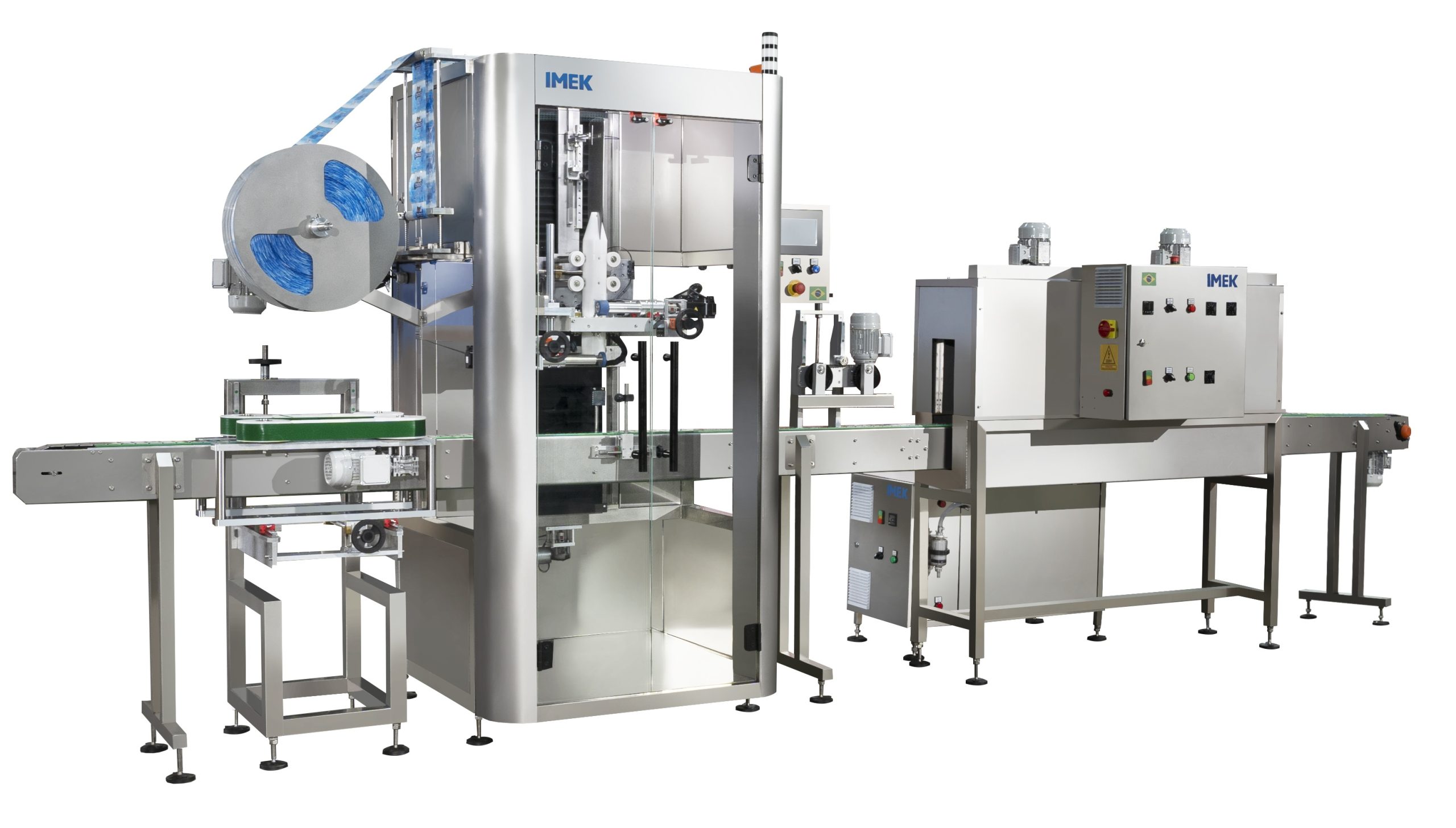 Máquina para rótulo sleeve IMEK aplicando rótulos termoencolhíveis em embalagens de diferentes formatos com alta precisão e velocidade em linha de produção automatizada.