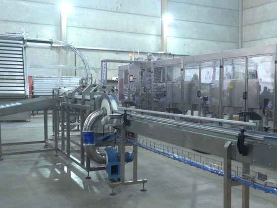 Máquina para rotulagem sleeve: uma decisão estratégica que redefine competitividade entre empresas