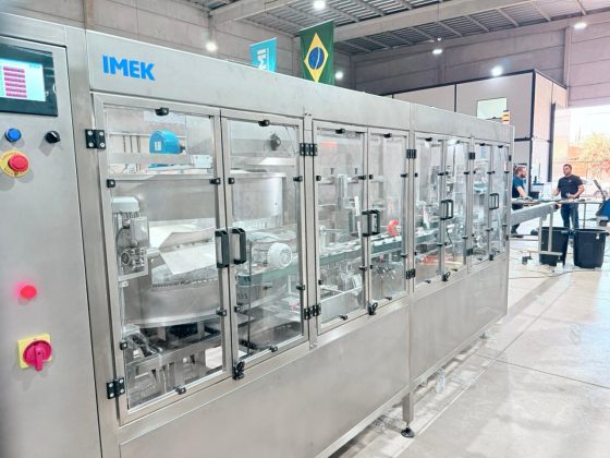 Máquina de rotulagem sleeve: tecnologia que transforma produtividade e visual de produto