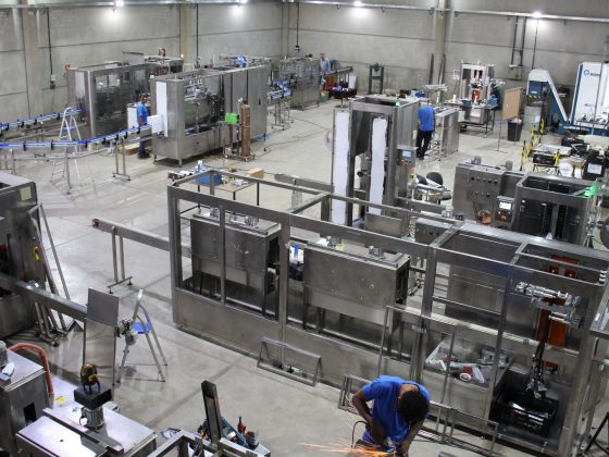 Rotuladora termoencolhível: tecnologia que transforma o visual e a eficiência das embalagens