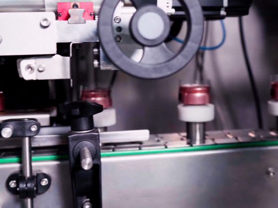 Rotuladoras automáticas de sleeve: por que elas mudam o patamar da sua linha de produção